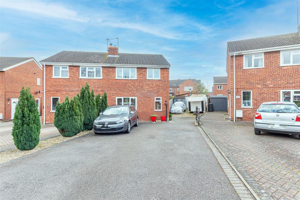 lewis-close-drakes-broughton-pershore-3-bed-house-280-000