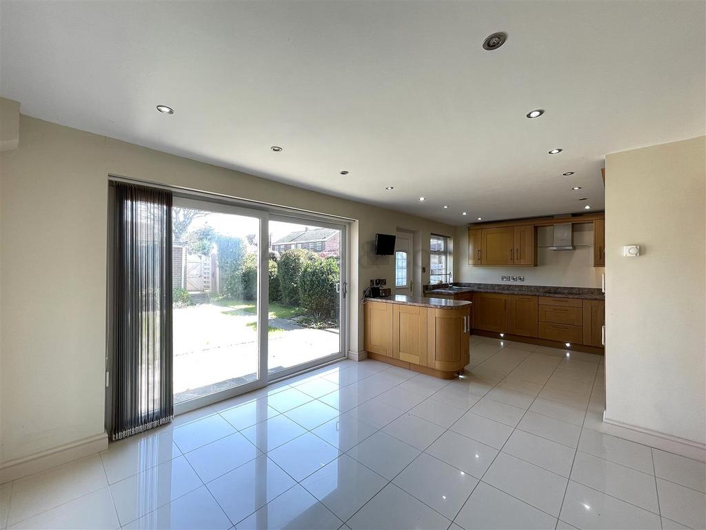 Gunton Church Lane, Lowestoft 4 bed townhouse £280,000