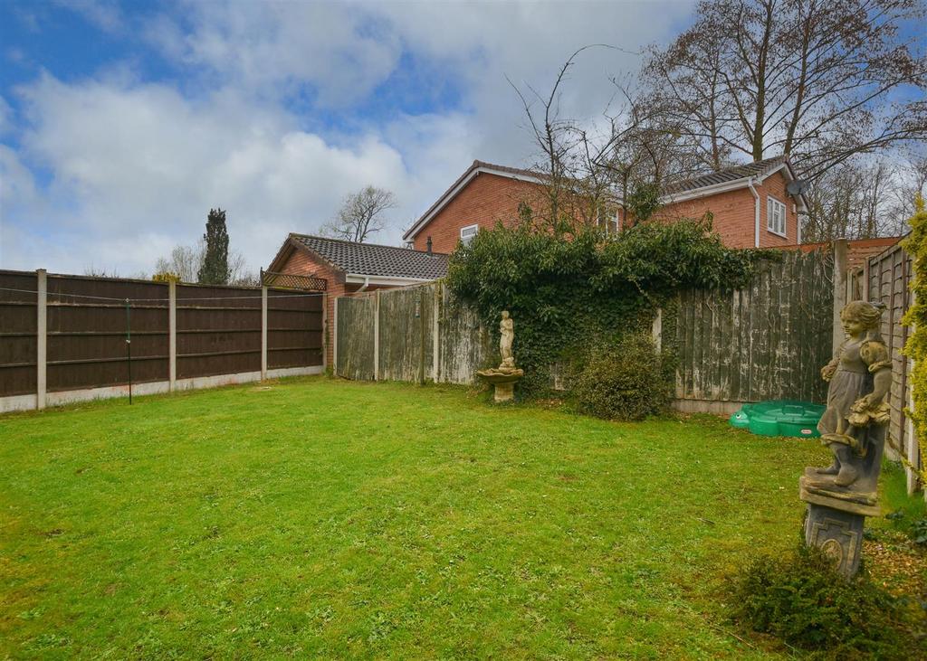 3 Marlburn Way, Wombourne, Wolverhampton 4 bed detached house for sale £360,000