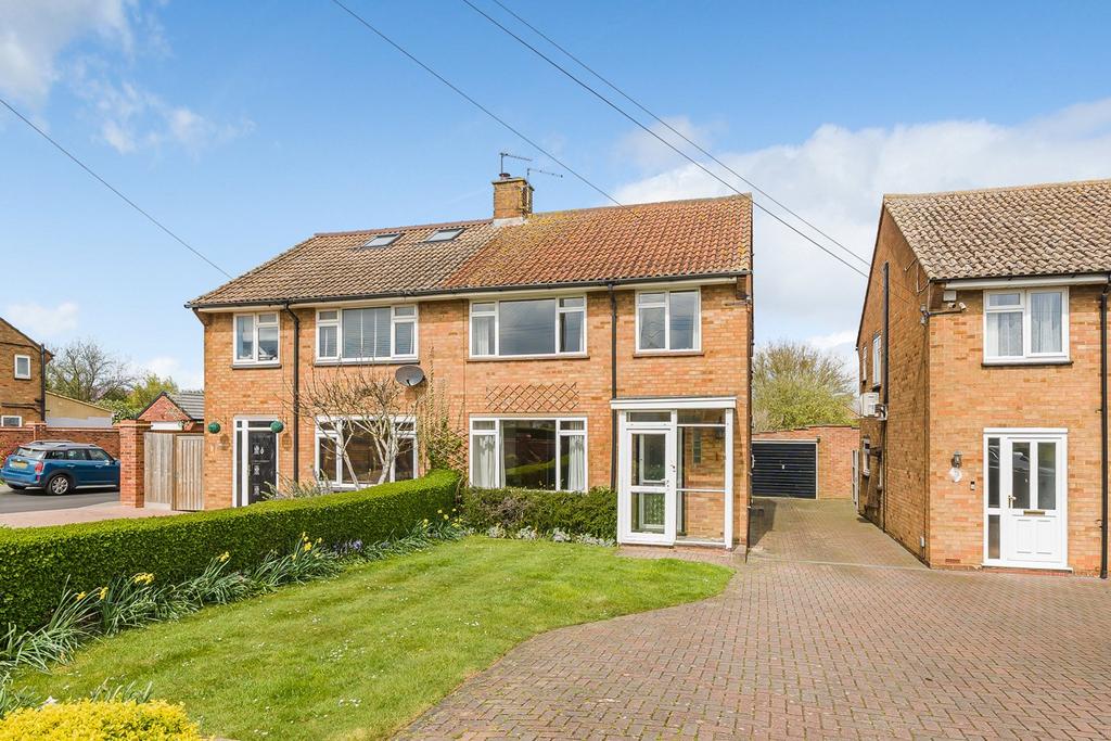 Station Road, Lower Stondon, SG16 3 bed semidetached house £375,000