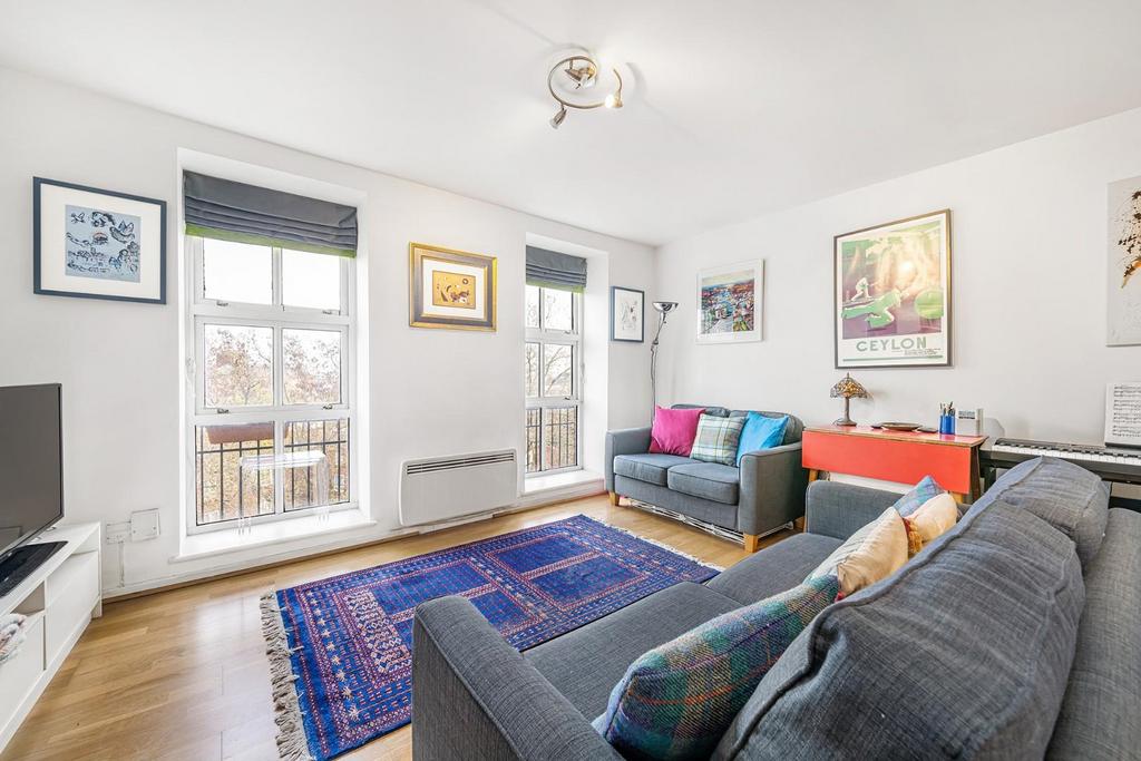 Clapham Park Road, SW4 2 bed flat for sale £500,000