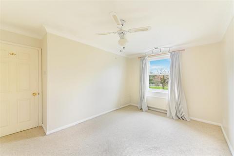 24 The Parade, Epsom, KT18 5DH