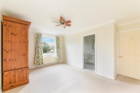 24 The Parade, Epsom, KT18 5DH