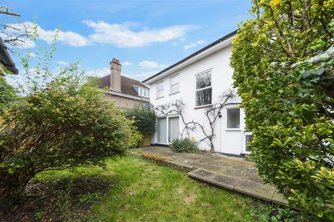 24 The Parade, Epsom, KT18 5DH