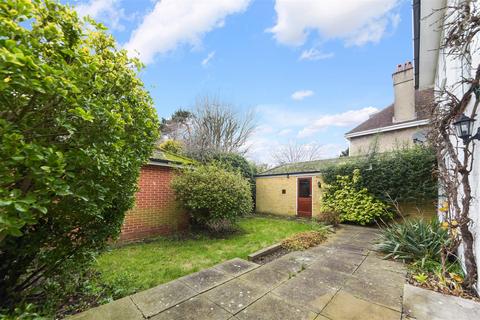 24 The Parade, Epsom, KT18 5DH