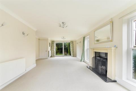 24 The Parade, Epsom, KT18 5DH