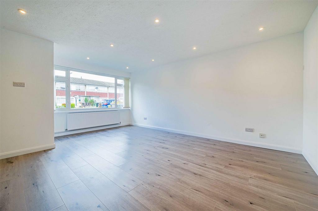 16 Marshalls Close2.jpg