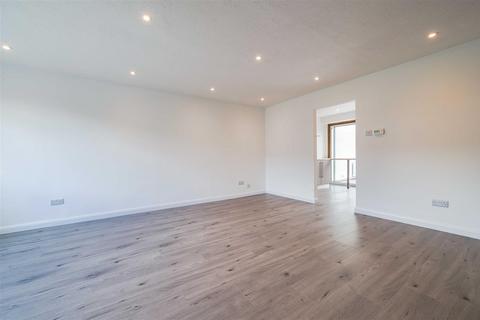 16 Marshalls Close, Epsom, KT19 8HZ