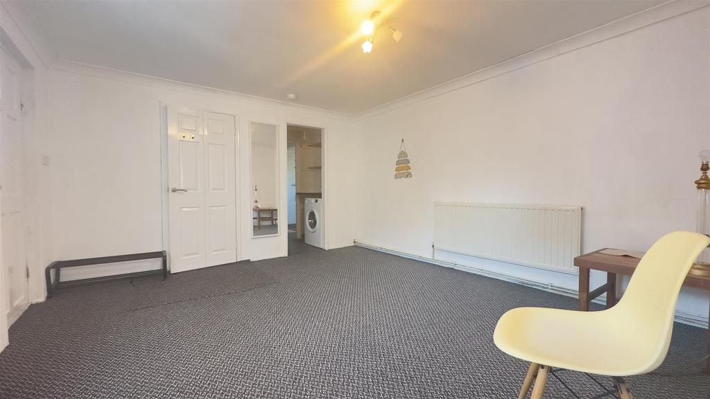 Coniston Gardens, Redbridge, IG4 5LU 1 bed flat £1,300 pcm (£300 pw)