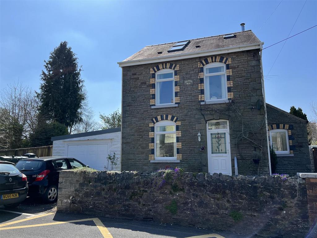 Llwyncelyn Road, Tairgwaith, Ammanford 3 bed detached house for sale