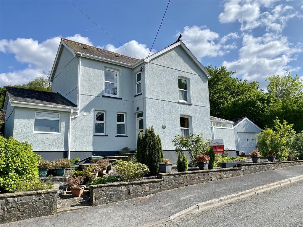 Waungron Road, Ammanford 3 bed detached house £315,000