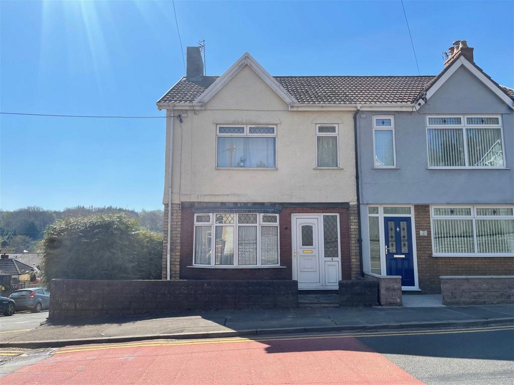 Commercial Road, Machen, Caerphilly... 3 bed semidetached house for