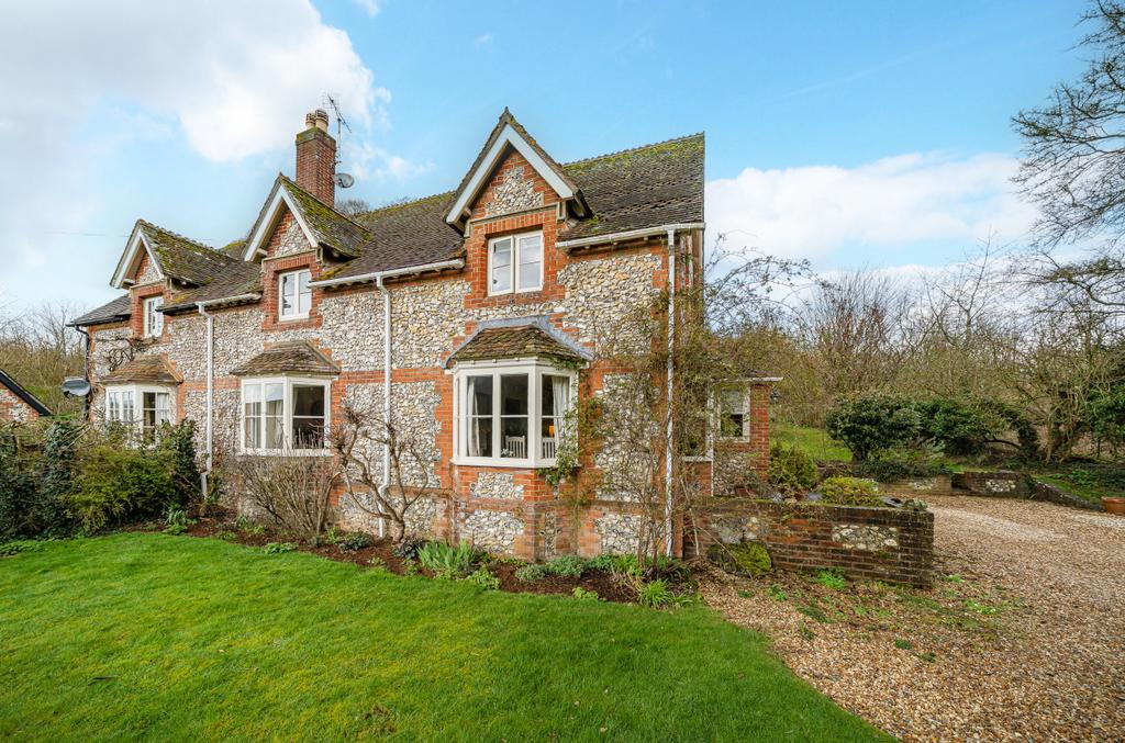 Well Lane, Bentworth, Alton, Hampshire 4 bed semidetached house for