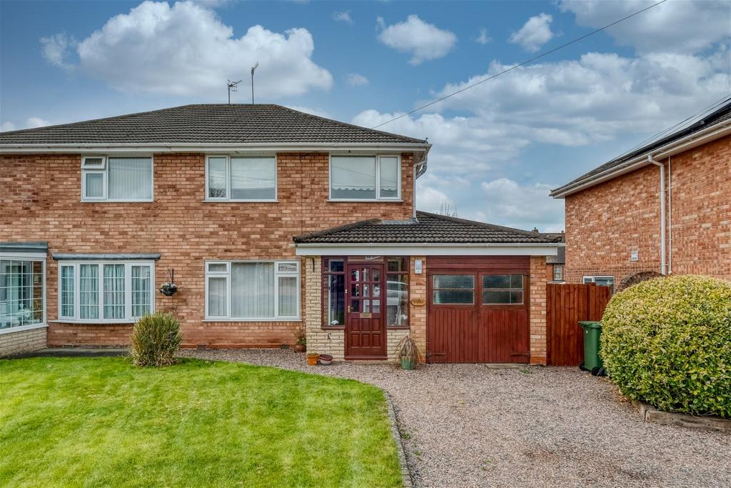 Springfield Avenue, Aston Fields, Bromsgrove, B60 2PE 3 bed semi