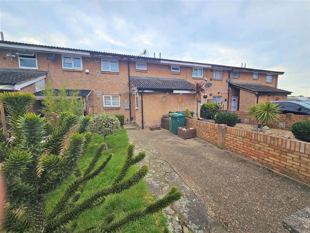 Jubilee Close, Stanwell 3 bed terraced house £1,900 pcm (£438 pw)