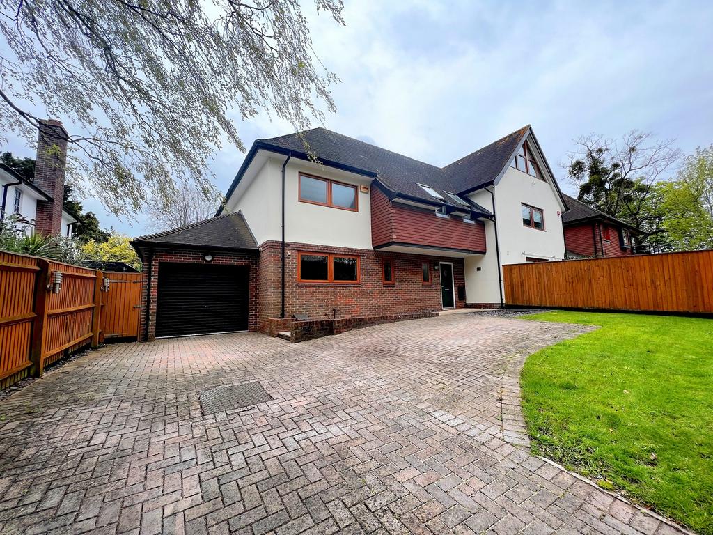 Brook Avenue, New Milton, Hampshire.... 4 bed semidetached house £