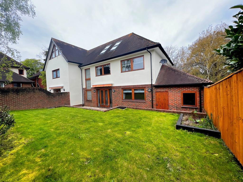 Brook Avenue, New Milton, Hampshire. BH25 5HD 4 bed semidetached house