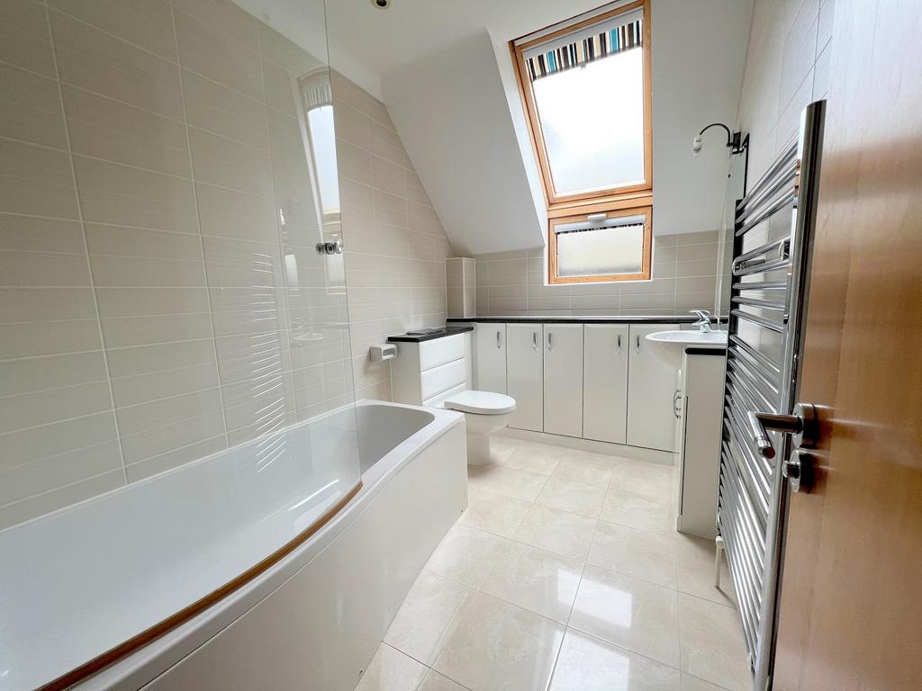 Brook Avenue, New Milton, Hampshire.... 4 bed semidetached house £