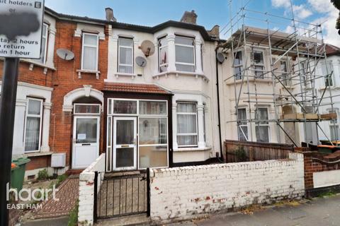 7 East Avenue, London, E12 6SG