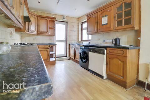 7 East Avenue, London, E12 6SG