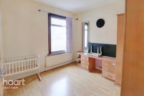 7 East Avenue, London, E12 6SG
