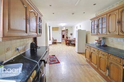 7 East Avenue, London, E12 6SG