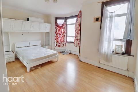 7 East Avenue, London, E12 6SG