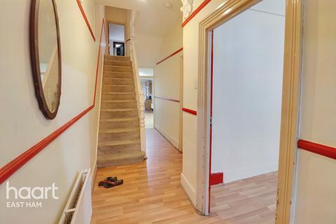 7 East Avenue, London, E12 6SG