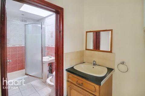 7 East Avenue, London, E12 6SG