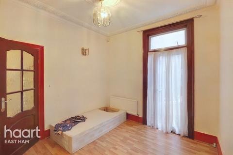 7 East Avenue, London, E12 6SG
