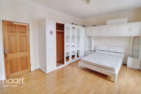 7 East Avenue, London, E12 6SG