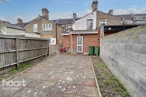 7 East Avenue, London, E12 6SG