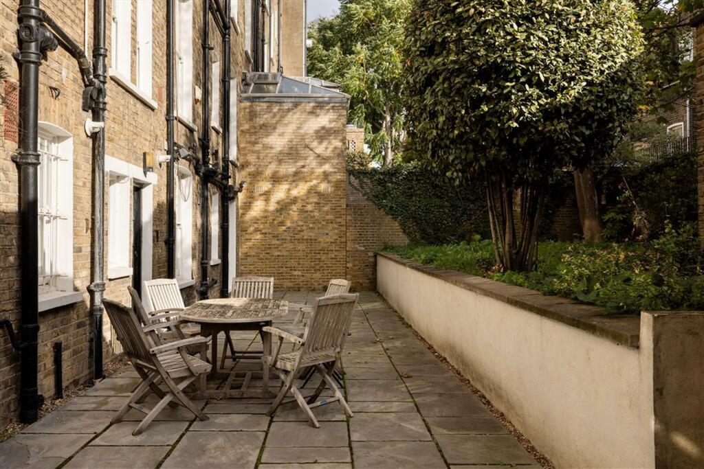 Lamont Road, Chelsea SW10 2 bed flat £3,358 pcm (£775 pw)