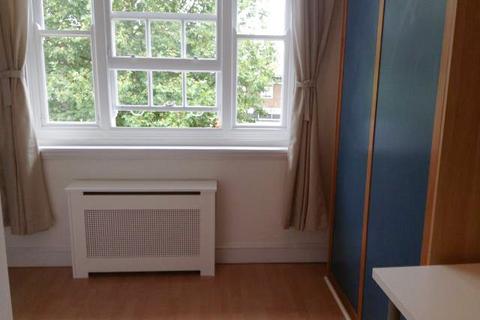 Studio to rent, Fulham Palace Road, Hammersmith, London, W6