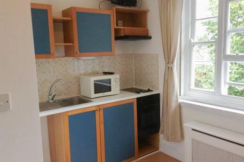 Studio to rent, Fulham Palace Road, Hammersmith, London, W6