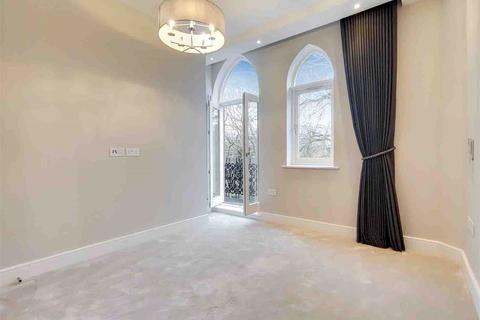 4 bedroom apartment to rent, Fitzjohns Avenue, London, NW3