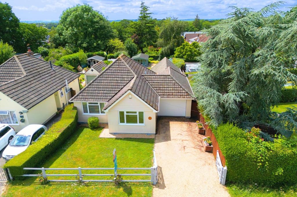 Poplar Close, Bransgore, Hampshire. BH23 8JF 3 bed detached bungalow