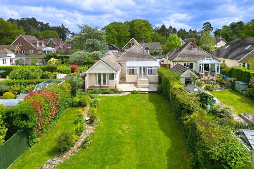 Poplar Close, Bransgore, Hampshire. BH23 8JF 3 bed detached bungalow