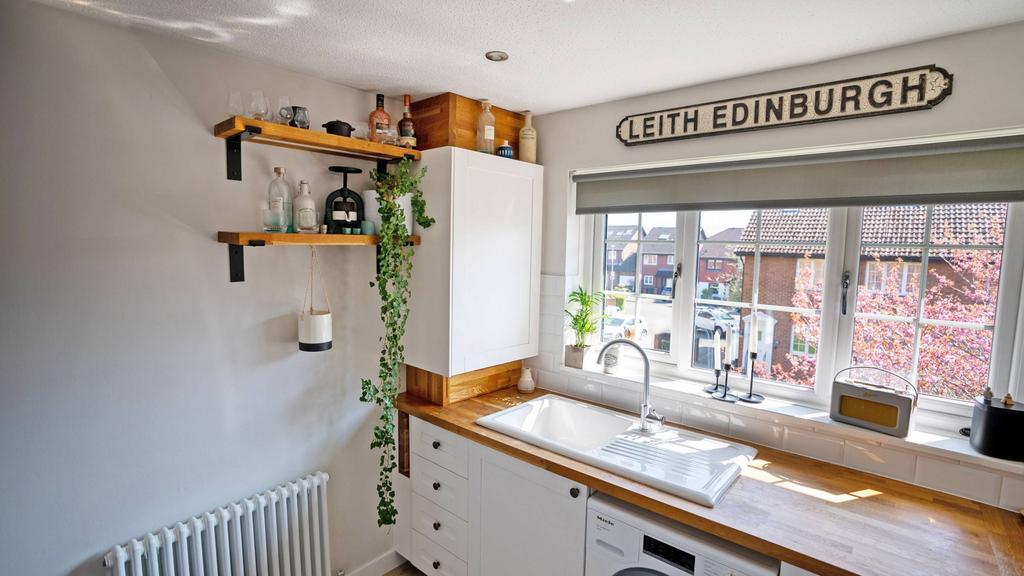 22 Dalmeny Road, Edinburgh, EH6 4QY 2 bed flat £250,000