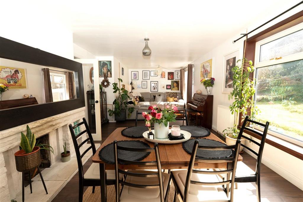 Hillfoot Drive, Branchalwood, Wishaw 3 bed detached house £199,999