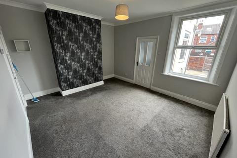 2 bedroom terraced house to rent, Garden Street,  Castleford, WF10