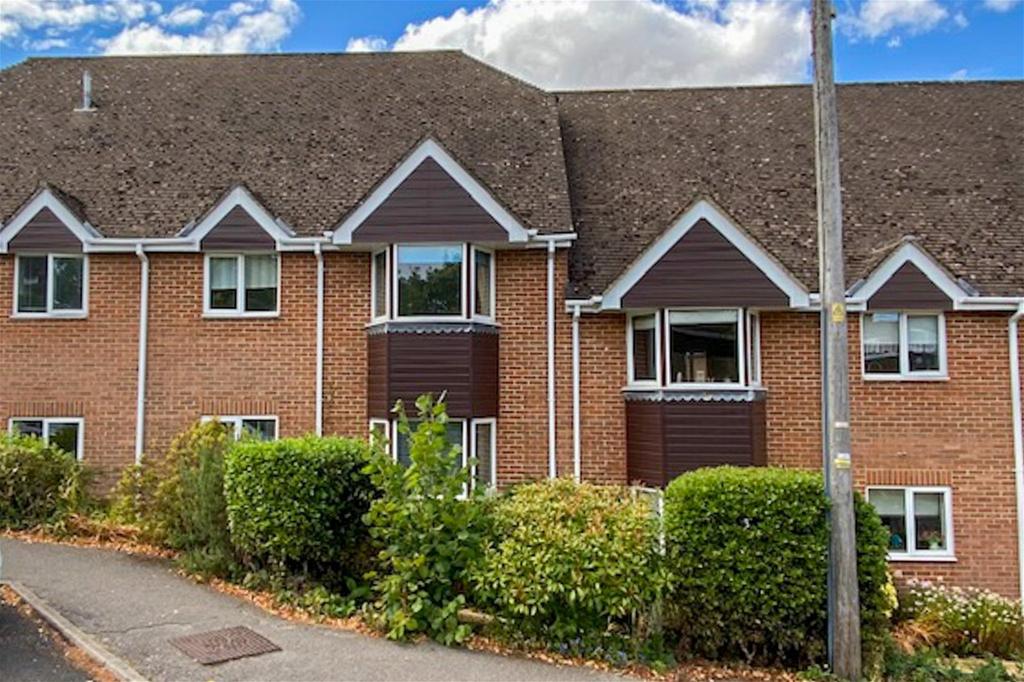 Ellingham Close, Grange Road, Alresford 2 bed flat £189,950