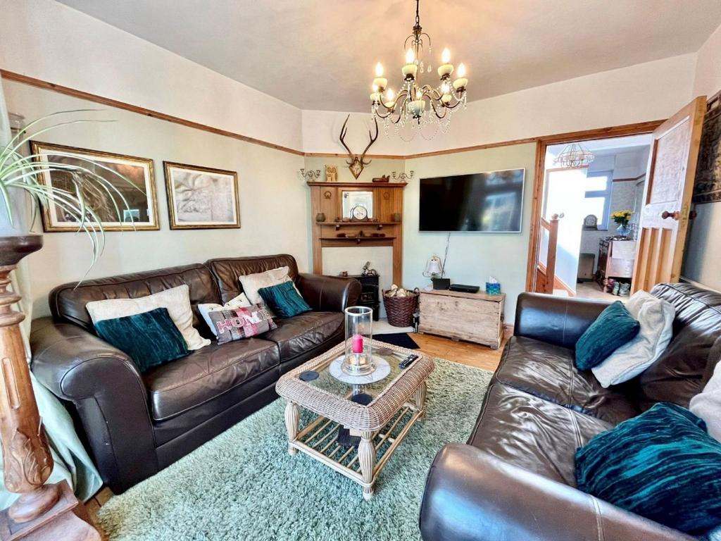 Berrywood Road, Duston, Northampton NN5 6JU 4 bed semidetached house