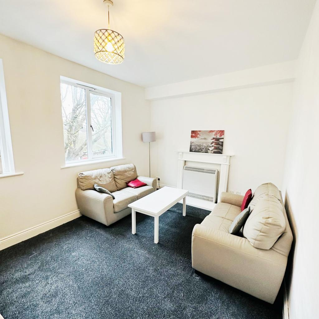 2 bed flat to rent Comer Crescent, Southall UB2