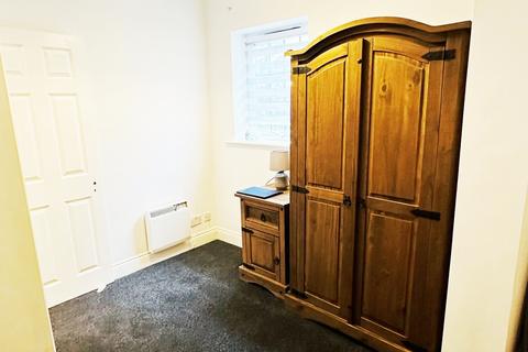2 bedroom flat to rent, 11 Comer Crescent, UB2 4XD