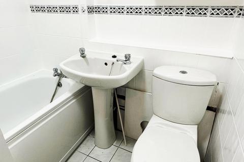 2 bedroom flat to rent, 11 Comer Crescent, UB2 4XD