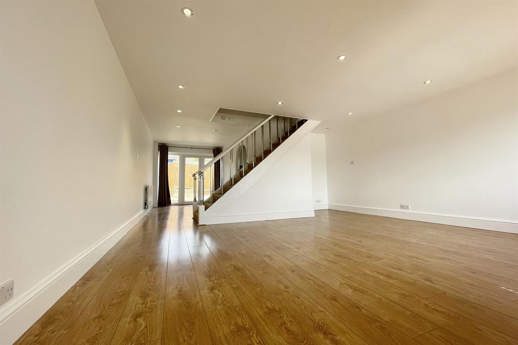 Deanfield Road, HenleyonThames, RG9 3 bed house £1,700 pcm (£392 pw)