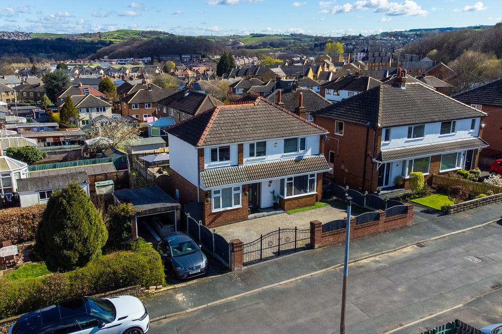 Oaklands Drive, Huddersfield, HD5 4 bed detached house £325,000