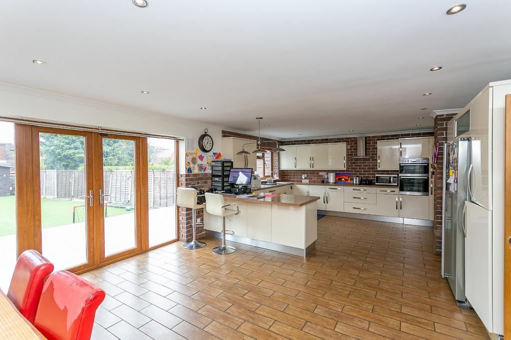 Bucknalls Lane, Watford, Hertfordshire, WD25 4 bed semidetached house