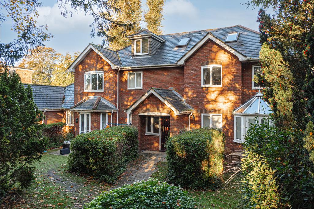 Leatherhead 2 bed flat for sale £325,000